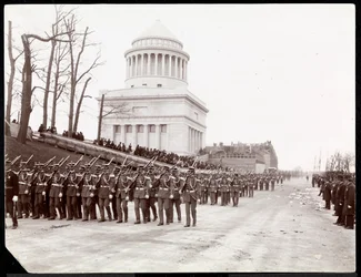 La processione associata alla dedica della tomba di Grant su Riverside Drive, presumibilmente il 27 aprile 1897, New York